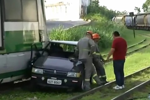 Carro colide com VLT em cruzamento movimentado de Sobral